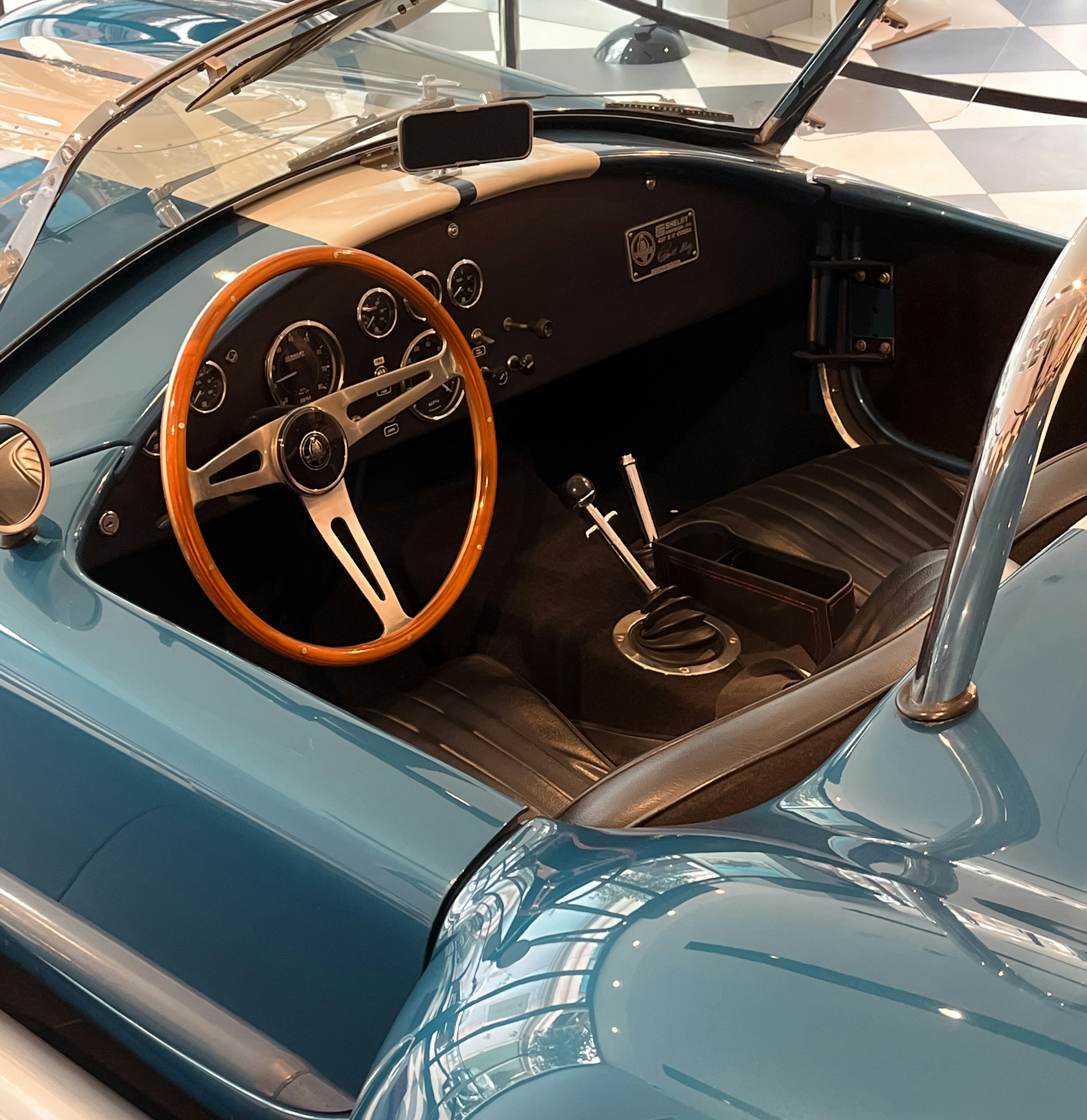 Interieur van een klassieke Shelby Cobra met houten stuur