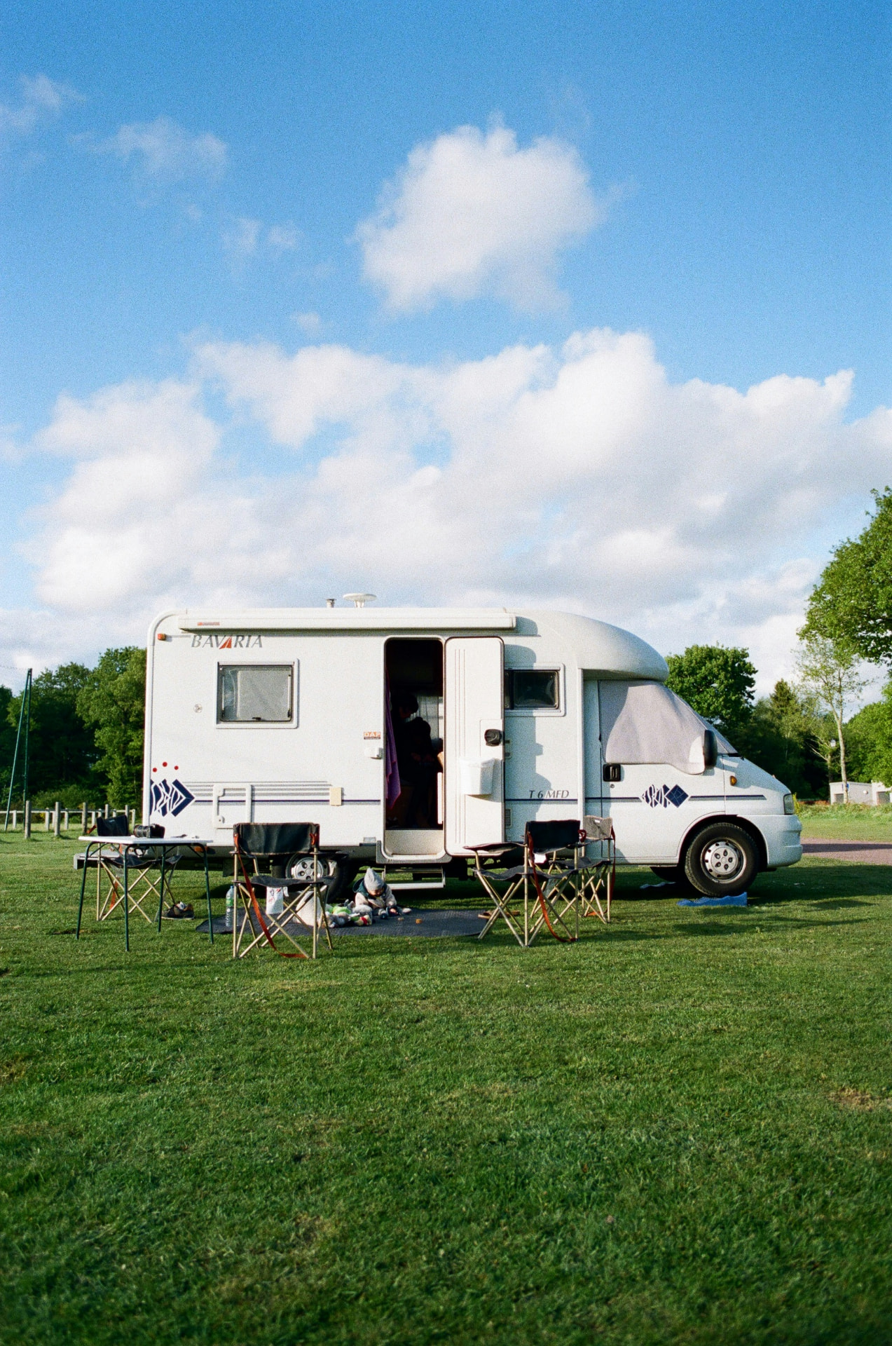 Camper op een grasveld bij helder weer
